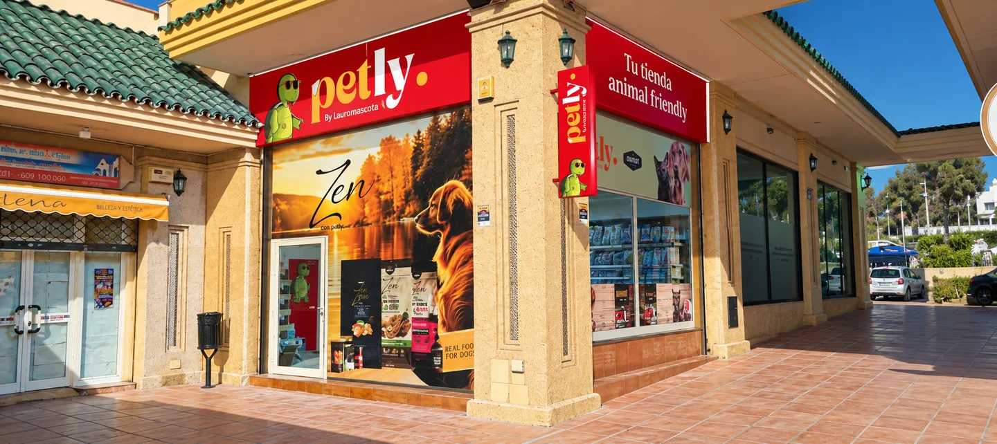 Fachada de Petly Alhaurín de la Torre en el centro comercial La Capellanía