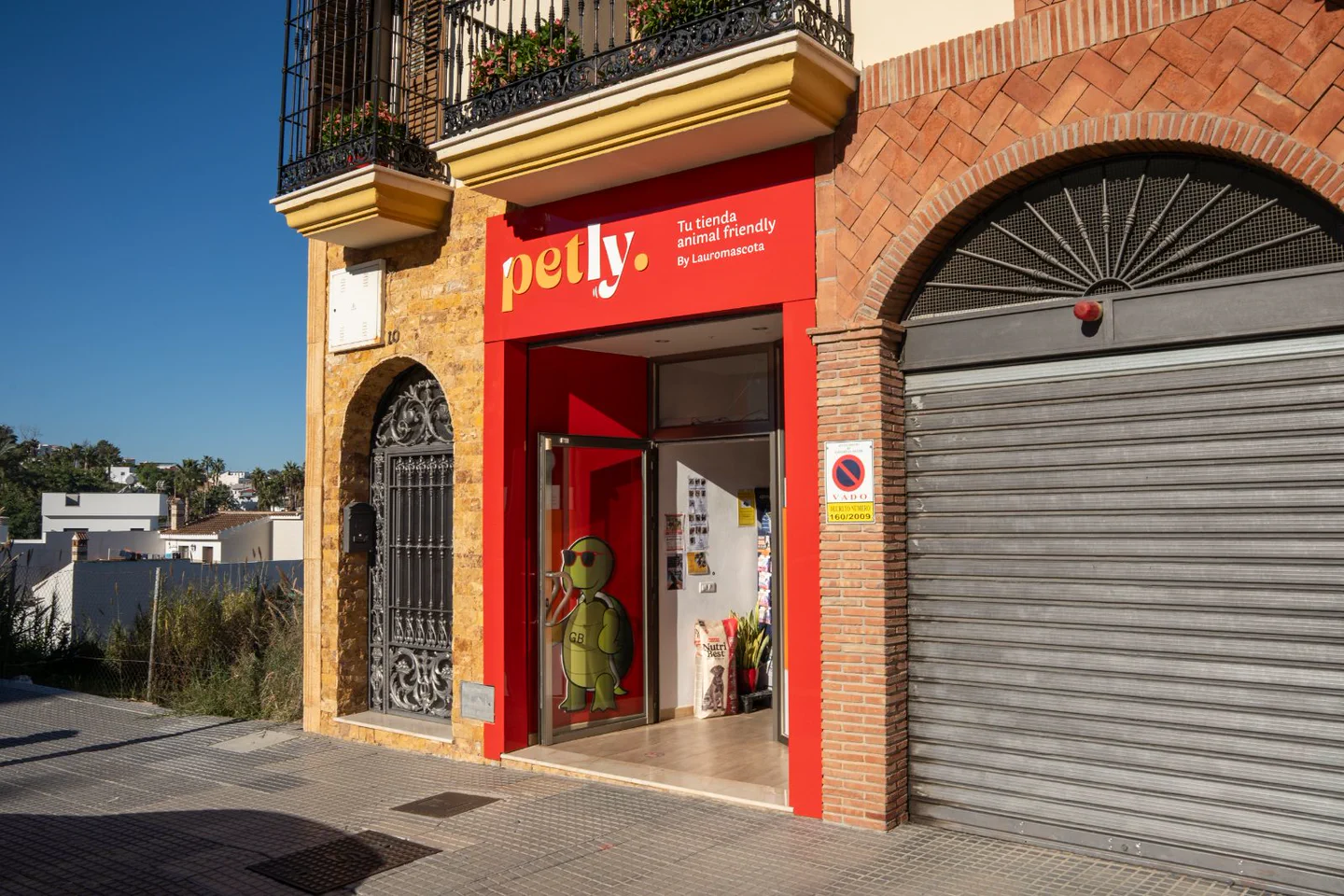 Fachada de Petly Alhaurín el Grande con el rótulo rojo